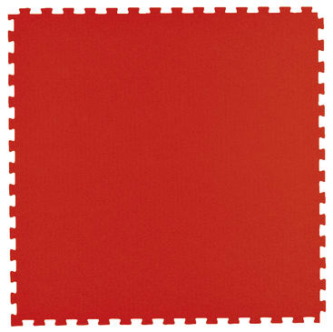 Eine einzelne rote, ineinander greifende Schaumstoffmatte mit puzzleartigen Rändern, von oben gesehen vor einem weißen Hintergrund.
