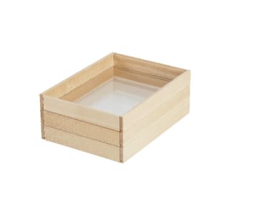 Eine kleine rechteckige Holzkiste mit einem transparenten Deckel auf weißem Hintergrund. Das Kästchen hat glatte Seiten und scheint leer zu sein.