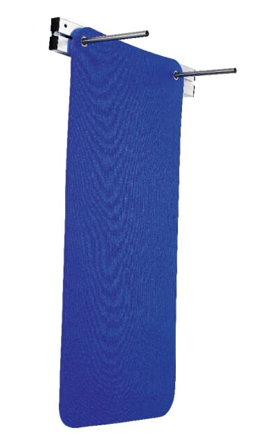 Eine blaue Übungsmatte hängt an zwei Metallstangen, die an einer weißen Wand befestigt sind. Die Matte hat zwei verstärkte Löcher zum Aufhängen.