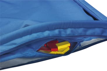 Eine Nahaufnahme einer blauen Stofftasche mit Reißverschluss, die teilweise geöffnet ist und rote und gelbe rechteckige Blöcke im Inneren zeigt.
