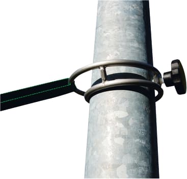 Eine Metallringklammer mit schwarzem Knopf und schwarzem Band ist um eine vertikale Metallstange befestigt. Der Hintergrund ist weiß.