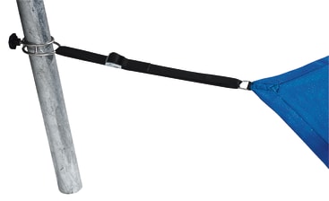 Nahaufnahme eines blauen Sonnensegels, das mit einem Gurt und Metallbeschlägen an einem Metallmast befestigt ist, wobei der Verbindungspunkt und der Befestigungsmechanismus zu sehen sind.