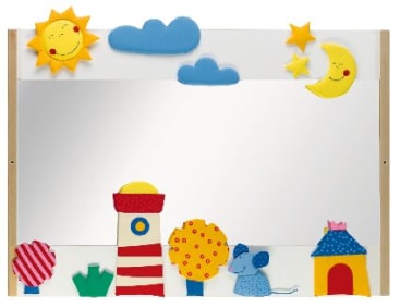 Ein rechteckiger Spiegel mit bunten Verzierungen an den Rändern, darunter eine Sonne, Wolken, Mond, Sterne, ein Leuchtturm, Bäume, eine Maus und ein Haus, alles in einem verspielten Cartoon-Stil.