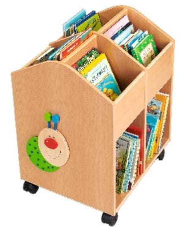 Ein rollender Bücherwagen aus Holz mit vier Fächern, die mit Kinderbüchern gefüllt sind, mit einer Marienkäferverzierung an der Seite und schwarzen Rollen am Boden.