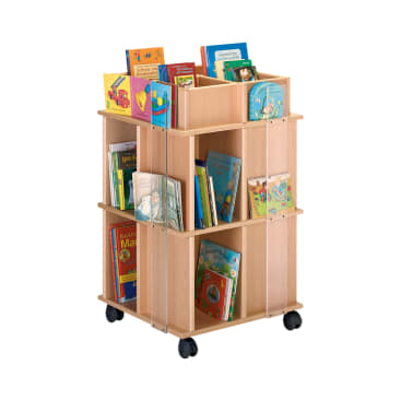 Ein hölzerner, würfelförmiger Bücherwagen mit Regalen auf jeder Seite bietet Platz für verschiedene Kinderbücher. Der Wagen hat vier Räder für die Mobilität und durchsichtige Platten zur Sicherung der Bücher.