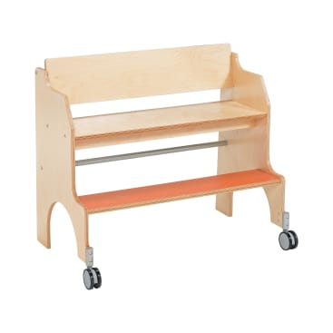 Ein zweistufiger Tritthocker aus hellem Holz mit Rädern und Sicherheitsbügel, der für Kinder gedacht ist. Die untere Stufe ist orange, und die gesamte Einheit hat abgerundete Kanten und seitliche Aussparungen.