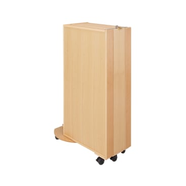 Ein heller holzfarbener, rechteckiger Klapptisch oder eine Trennwand auf vier schwarzen Rollen, der/die in geschlossener und aufrechter Position vor einem weißen Hintergrund dargestellt ist.
