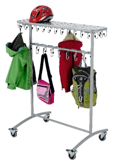 Eine Metallgarderobe auf Rädern hält eine grüne Jacke, eine rote Jacke, einen grün-grauen Rucksack und eine rosa Tasche. Ein roter Fahrradhelm liegt auf der obersten Ablage. Der Ständer hat zwei Reihen von Haken.