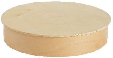 Ein runder, flacher, heller Holzgegenstand mit einer massiven Oberseite und zylindrischen Seiten, der einer hölzernen Trommelschale oder einer niedrigen, runden Kiste ähnelt und vor einem weißen Hintergrund steht.