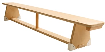 Eine lange Bank aus hellem Holz mit einer flachen Sitzfläche, zwei dreieckigen Endstützen und einer horizontalen Stützstange darunter. Die Bank hat ein einfaches Design und ist vor einem weißen Hintergrund abgebildet.