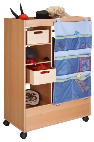 Ein mobiler Aufbewahrungswagen aus Holz mit zwei Schubladen und mehreren blauen Netztaschen an der Seite. Der Wagen enthält verschiedene Verkleidungsgegenstände wie Hüte, Perücken und Kostümzubehör.