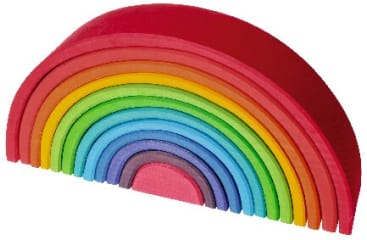 Ein hölzernes Stapelspielzeug in Form eines Regenbogens, bestehend aus elf gebogenen, bunten Teilen, die in der Reihenfolge von außen rot nach innen rosa angeordnet sind.