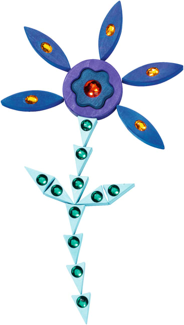 Eine geometrische Blume aus blauem und grünem Kunststoff mit roten, orangefarbenen und grünen edelsteinähnlichen Verzierungen, die Blütenblätter, einen runden Mittelpunkt und einen Stiel mit Blättern bilden.