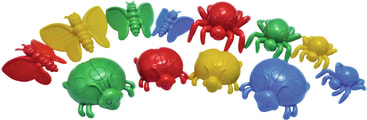 Plastikspielzeuginsekten in verschiedenen Größen und Farben, darunter grün, gelb, rot und blau, sind in einer geschwungenen Linie auf einem weißen Hintergrund angeordnet. Zu den Insekten gehören Marienkäfer, Bienen, Schmetterlinge und Spinnen.