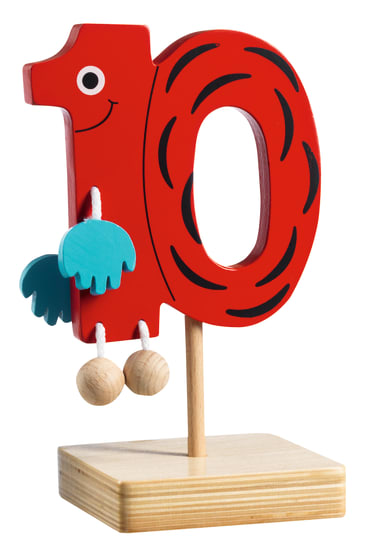 Eine rote Holzfigur in Form der Zahl 10 mit einem lächelnden Gesicht, grünen Flügeln und Holzfüßen ist an einem Holzständer befestigt. Die Zahl hat schwarze dekorative Markierungen.