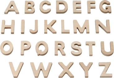 Die hölzernen Großbuchstaben des englischen Alphabets, A bis Z, sind in vier Reihen vor einem weißen Hintergrund angeordnet. Jeder Buchstabe ist aus hellem Holz gefertigt und wird einzeln dargestellt.