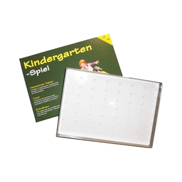 Es wird ein Brettspiel namens Kindergarten-Spiel gezeigt. Die Schachtel zeigt Kinder und Text. Ein transparentes, rechteckiges Spielbrett mit einem Raster aus kleinen kreisförmigen Einkerbungen befindet sich neben der Schachtel.