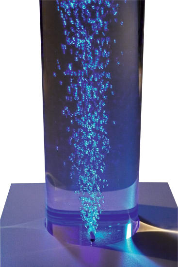 Nahaufnahme einer klaren, vertikalen Wassersäule mit blauen LED-Lichtern, die Luftblasen beleuchten, die aus einer kleinen Öffnung am Boden aufwärts wirbeln.
