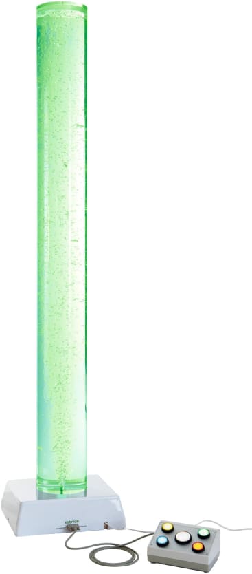 Auf einem weißen Sockel steht eine hohe, zylindrische, mit grün leuchtendem Wasser gefüllte Sprudellampe. Daneben befindet sich ein Bedienfeld mit vier verschiedenfarbigen Tasten, die durch ein Kabel verbunden sind.