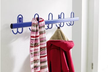 An einer blauen Wandgarderobe hängen ein gestreifter rosa Schal und eine rote Kapuzenjacke mit hellbraunem Futter. Der Ständer hat acht Haken und ist an einer weißen Wand befestigt.