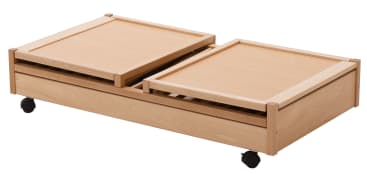Eine rechteckige, rollende Aufbewahrungsbox aus Holz mit zwei Schiebedeckeln, abgebildet in einer hellen Holzausführung. Die Box steht auf vier schwarzen Rollen und hat Lattenroste an den Seiten.