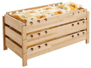 Ein Stapel von drei Kinderbetten aus hellem Holz mit abgerundeten Ecken und kreisförmigen Ausschnitten an den Seiten, die mit einer gelb gemusterten Decke und einem Kissen bedeckt sind.