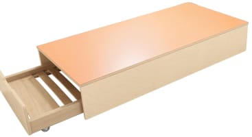 Ein rechteckiger Holzschrank mit einer hellen Holzoberfläche, einer flachen Oberseite und einer ausziehbaren Schublade, die an einem Ende auf kleinen Rädern steht.