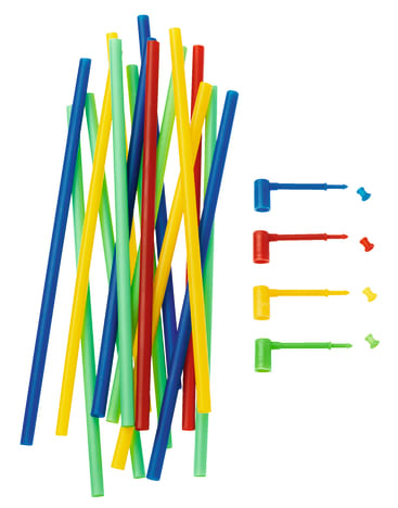 Eine Gruppe von Plastikstrohhalmen in den Farben Gelb, Grün, Rot und Blau ist in einem Stapel neben vier farblich passenden kleinen Plastikhämmern und entsprechenden kleinen Objekten auf weißem Hintergrund angeordnet.