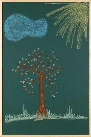 Eine kindliche Kreidezeichnung eines Baumes mit braunem Stamm und grünen Blättern, einem Stück Gras, einer leuchtend gelben Sonne oben rechts und einer blauen Wolke oben links, alles auf einem grünen Kreidegrund.