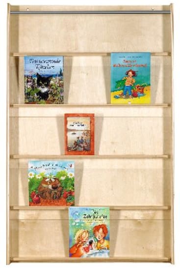 Ein hölzernes Bücherregal mit vier horizontalen Schienen enthält fünf Kinderbücher, die jeweils nach vorne ausgerichtet sind. Das Regal ist größtenteils leer, bis auf die Bücher, die quer über die Schienen angeordnet sind.