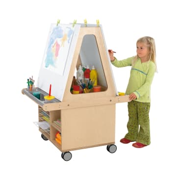 Ein junges Mädchen malt an einer hölzernen Staffelei mit Kunstzubehör, darunter Pinsel, Farbe und Papier. Der Wagen hat Räder und Regale zur Aufbewahrung, und ein Gemälde ist an der Staffelei befestigt.