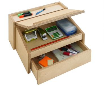 Ein hölzerner Schreibtisch-Organizer mit drei Fächern für Stifte, Marker, einen Hefter, einen Taschenrechner, Haftnotizen, ein Lineal, einen Klebebandabroller und ein Notizbuch. Das obere Fach ist teilweise offen.