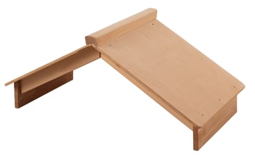 Eine hölzerne Rampe mit zwei schrägen Flächen, die in einem Winkel miteinander verbunden sind. Sie ist aus hellem Holz gefertigt und wird mit sichtbaren Schrauben zusammengehalten.
