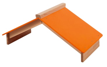 Eine Holzkonstruktion mit einer orangefarbenen schrägen Rampe und einer kleineren orangefarbenen flachen Plattform an der Seite. Die Konstruktion erscheint stabil und einfach, mit sichtbaren Schrauben zur Befestigung der Platten.