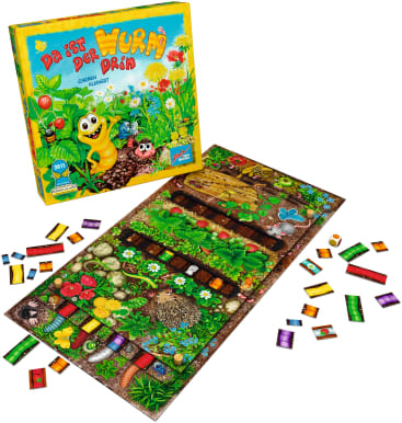 Ein farbenfrohes Kinderbrettspiel namens "Da ist der Wurm drin" wird mit seiner Schachtel, einem Spielbrett mit Gartenmotiven, hölzernen Wurmfiguren, Karten und verstreuten Spielsteinen gezeigt.