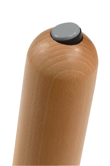 Nahaufnahme eines runden Holzgriffs mit einem grauen Kunststoffknopf auf der Oberseite vor einem weißen Hintergrund.