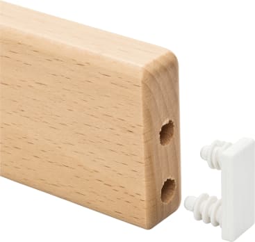 Ein rechteckiges Holzbein mit zwei Bohrlöchern ist neben einer weißen Kunststoffhalterung mit zwei Zapfen abgebildet, die in die Löcher passen.
