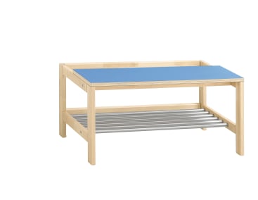 Eine Holzbank mit einer blauen Oberseite und einem unteren Metalllattenrost, die als Sitzgelegenheit und Ablagefläche dient, vor einem schlichten weißen Hintergrund.
