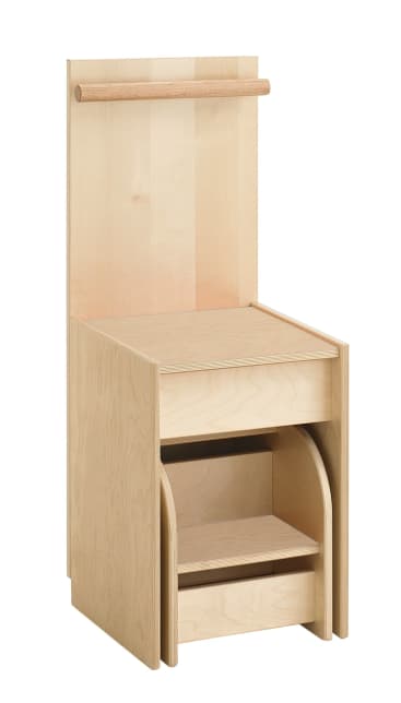 Ein Tritthocker aus hellem Holz mit hoher Rückenlehne, einem horizontalen Holzgriff an der Spitze und zwei Stufen. Das Design zeichnet sich durch glatte Kanten und eine natürliche Oberfläche aus.