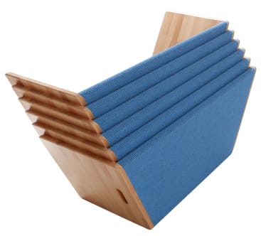 Moderner Zeitschriftenständer aus hellem Holz und blauem Stoff mit schrägem, eckigem Design und fünf Fächern zum Ordnen von Zeitschriften oder Dokumenten.