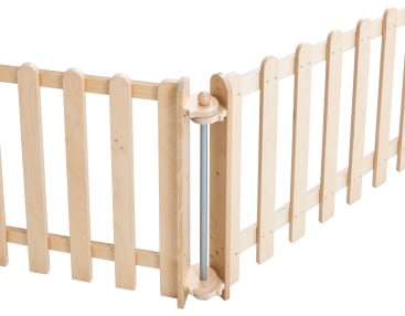 Ein Sicherheitstor aus leichtem Holz mit vertikalen Lamellen und einem Scharniermechanismus, der eine schräge Barriere bildet. Das Tor ist teilweise offen und für den Innenbereich konzipiert.
