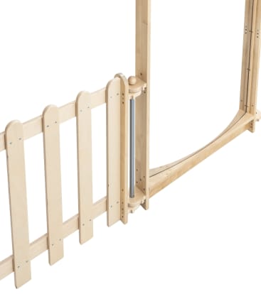 Nahaufnahme eines hellen Sicherheitstors aus Holz mit vertikalen Lamellen und einem Scharniermechanismus, der an passenden Holzrahmen befestigt ist, auf weißem Hintergrund.