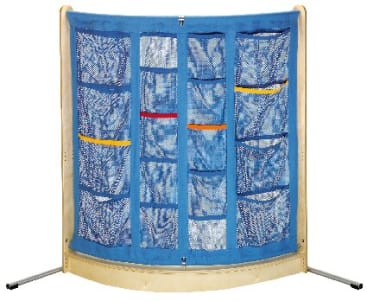 Ein blauer Mesh-Taschen-Organizer mit mehreren Fächern ist auf einem hellen Holzrahmen mit Metallstützen an der Basis montiert. Einige Taschen haben farbige Verzierungen in Gelb, Rot und Orange.