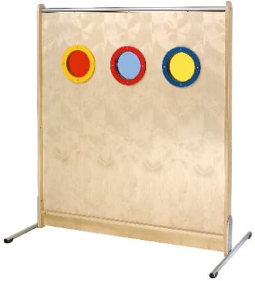 Eine Holztafel mit drei kreisförmigen Öffnungen, die jeweils in verschiedenen Farben umrandet sind: rot, gelb und blau. Die Tafel steht aufrecht auf Metallfüßen.