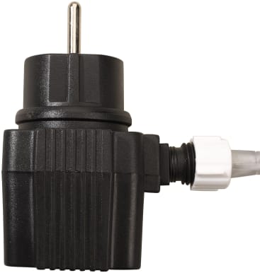 Nahaufnahme eines schwarzen Steckers mit einem runden Metallzapfen und einem weißen Kunststoffring, der ein Kabel auf der rechten Seite hält.