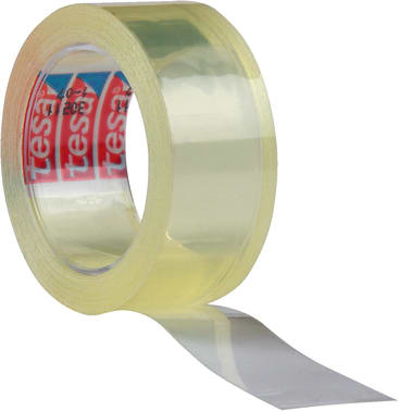 Eine Rolle durchsichtiges Klebeband mit einem teilweise abgerollten Ende. Auf der Innenseite der Rolle ist ein Etikett mit dem Markennamen tesa in rot und weiß aufgedruckt.