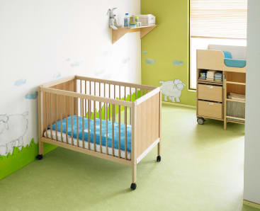 Krippenbett mit Rollen
