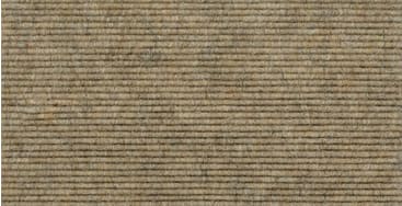 Nahaufnahme eines strukturierten, gewebten Stoffs oder einer Matte mit horizontalen Linien und einer Mischung aus grünlichen und beigen Fasern. Das Muster ist einheitlich, mit subtilen Farbvariationen und kleinen Fasern, die überall sichtbar sind.