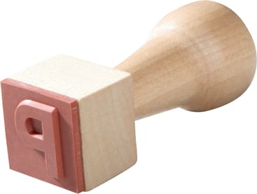 Ein hölzerner Gummistempel mit einem roten Gummifuß, der den Kleinbuchstaben p auf weißem Hintergrund zeigt.
