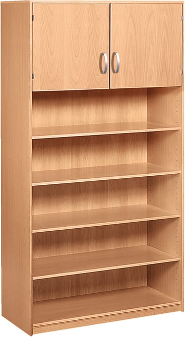 Ein Holzregal mit fünf offenen Regalen und einem zweitürigen Schrank an der Spitze. Die Schranktüren haben silberne Griffe, und die Einlegeböden sind verstellbar. Das Regal hat eine helle Holzoberfläche.